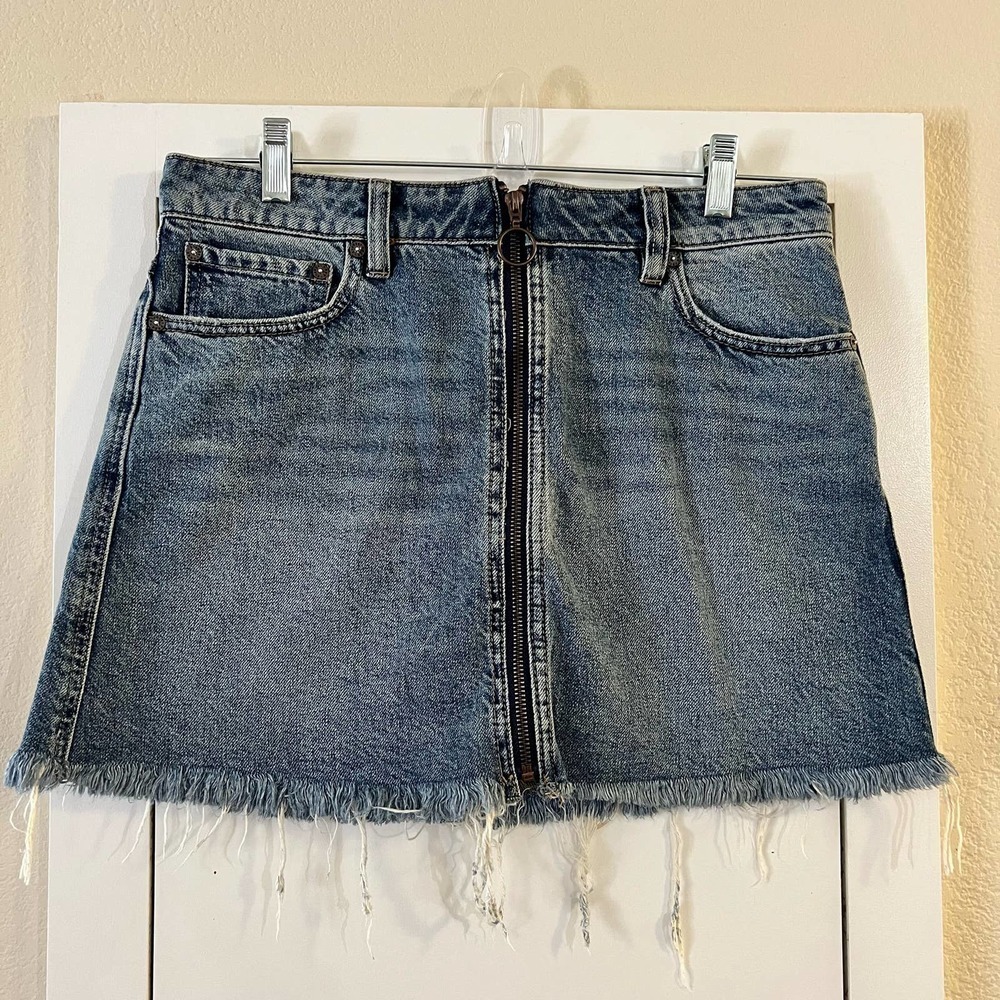 We The Free Womens Denim Frayed Hem Mini Skirt Size 28 - Picture 2 of 6